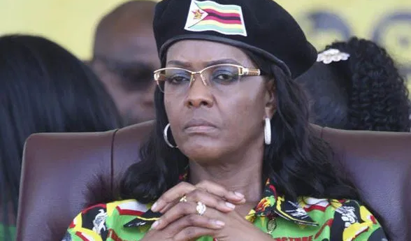 Theo đó, bà Grace thường có những chuyến mua sắm "thả ga" trên khắp thế giới. Bà từng tiêu ít nhất 120.000 USD trong lần mua sắm ở thủ đô Paris, Pháp. Năm 2002, cựu Đệ nhất phu nhân Zimbabwe đã chi hơn 120.000 bảng Anh để mua đồ ở các cửa hàng bách hóa. Ảnh: LAT.