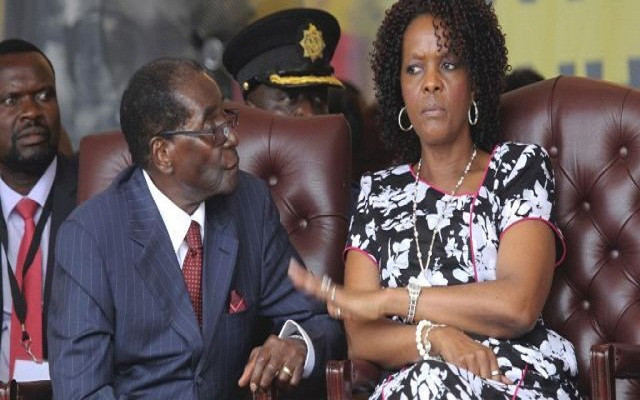 Được biết, bà Grace từng làm thư ký cho chồng, Tổng thống Mugabe, và sau đó trở thành người đứng đầu Liên đoàn Phụ nữ trong Đảng cầm quyền ZANU-PF. Tuy nhiên, bà bị khai trừ khỏi đảng này trong cuộc "đảo chính quân sự" ở Zimbabwe hai năm trước. Ảnh: FN.