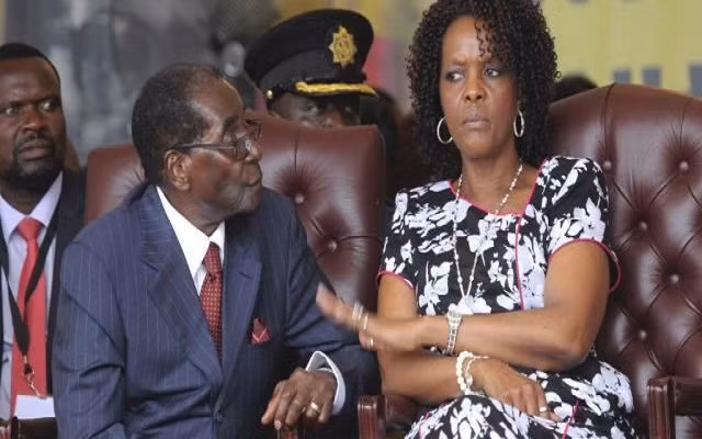 Được biết, bà Grace từng làm thư ký cho chồng, Tổng thống Mugabe, và sau đó trở thành người đứng đầu Liên đoàn Phụ nữ trong Đảng cầm quyền ZANU-PF. Tuy nhiên, bà bị khai trừ khỏi đảng này trong cuộc "đảo chính quân sự" ở Zimbabwe hai năm trước. Ảnh: FN.