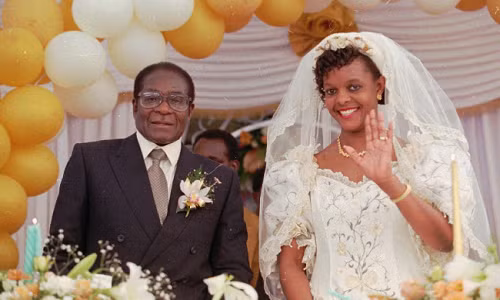 Bà Grace kết hôn với cựu Tổng thống Zimbabwe Robert Mugabe vào năm 1996, vài năm sau khi người vợ đầu của ông Mugabe, Sally, qua đời vì bệnh thận. Đám cưới của họ khi đó được báo chí Zimbabwe gọi là “Đám cưới thế kỷ”. Ảnh: AP.