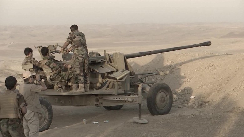 Ngoài ra, nhóm phiến quân còn nã pháo và sử dụng máy bay không người lái tấn công căn cứ quân sự của Quân đội Syria. Ảnh: CNN.