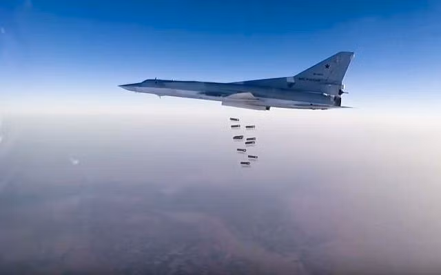 Cụ thể, Không quân Nga chủ yếu tập trung ném bom căn cứ của lực lượng Đảng Hồi giáo Turkestan (TIP) gần thị trấn chiến lược Kabani. Ảnh: AP.