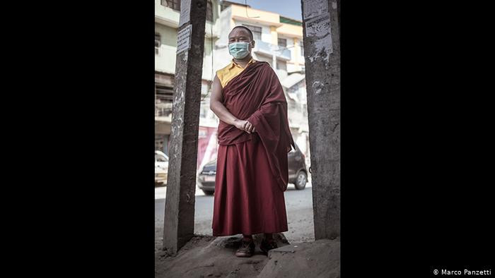 "Tôi từng tới Kathmandu hồi nhỏ nhưng không khí hồi đó không tồi tệ. Khi trở lại đây vào năm 2015, tôi không thể chịu được bầu không khí", Pasang Thunglu, một thầy tu 29 tuổi, cho hay.