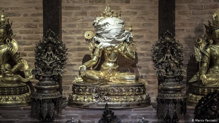 Ngay cả tượng các vị thần cũng không được an toàn. Trong phòng trưng bày của một nghệ nhân ở thủ đô Kathmandu, bức tượng nữ thần Tara được bọc giấy để ngăn bụi làm hỏng các chi tiết được sơn trên mặt của bức tượng. Mời độc giả xem thêm video: Ô nhiễm không khí là một nguyên nhân chính gây ung thư (Nguồn: VTC14)