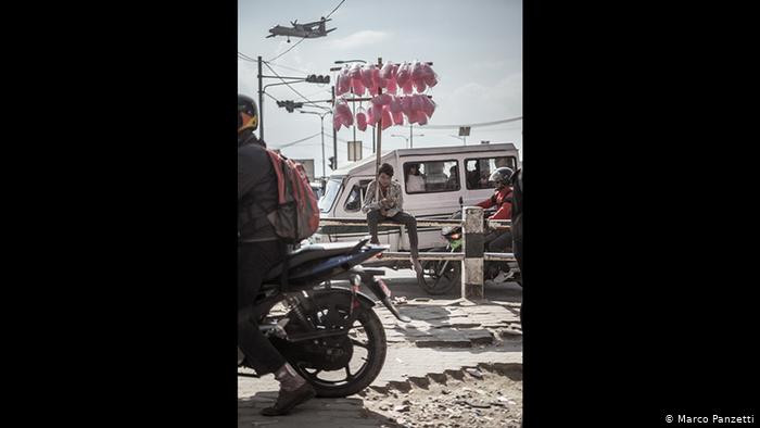 Đối với thanh niên bán hàng trên một con đường đông đúc ở Kathmandu này, khói bụi chính là một mối nguy hiểm trong nghề nghiệp của anh.