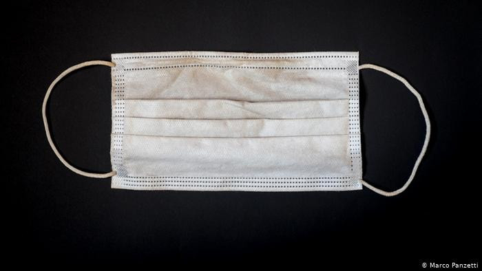 Tuy nhiên, những chiếc khẩu trang như thế này gần như bảo vệ người dân khỏi các hạt bụi mịn trong không khí đi sâu vào phổi và có thể gây ra các bệnh về tim mạch, hô hấp, thậm chí là ung thư.