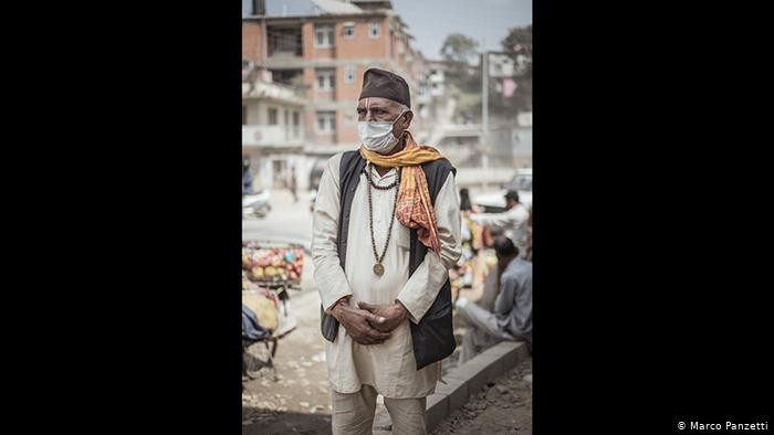 Ô nhiễm không khí làm ảnh hưởng đến sức khỏe của người dân thủ đô Nepal. "Tôi bị đau đầu và phổi bị ảnh hưởng. Tôi phải đeo khẩu trang để tránh bụi", cư dân Narayan Dahal, 63 tuổi, cho biết khi đi qua quận Kalanki đông đúc.