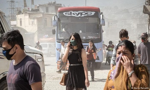 Tuy nhiên, có thể nói, thủ phạm gây ô nhiễm lớn nhất chính là giao thông. Đường phố Kathmandu lúc nào cũng đông đúc xe cộ.