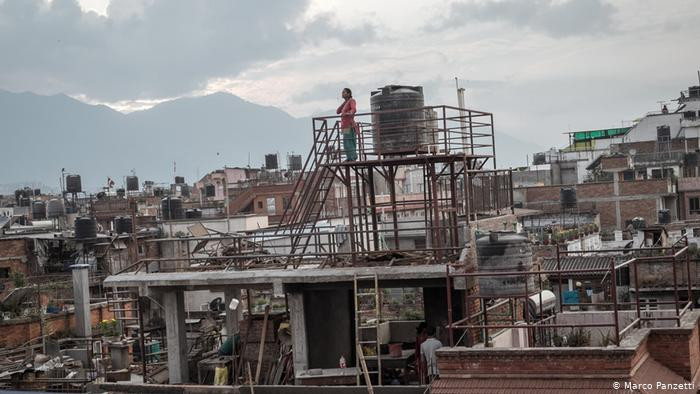 Người phụ nữ khảo sát tình trạng ô nhiễm tại thành phố Kathmandu. Ô nhiễm đang trở thành vấn đề nghiêm trọng ở đây.