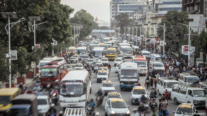 Bầu không khí ở thủ đô Kathmandu ô nhiễm nghiêm trọng một phần là do bụi từ những con đường đất chưa được trải nhựa.