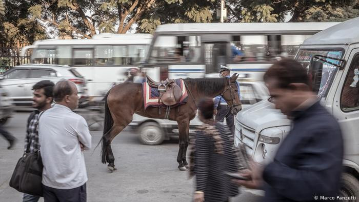 Nửa thế kỷ trước, thủ đô Kathmandu chỉ là một thị trấn với khoảng vài trăm cư dân. Nhưng hiện tại, nơi này đã trở thành một đô thị với 3 triệu người. Nếu không có kế hoạch hợp lý, đô thị hoá có thể vượt ngoài tầm kiểm soát. Tuyến đường Kanti chính của thành phố đang bị "bao trùm" bởi khói thải.