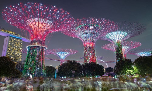 Rừng cây nhân tạo Supertree Grove cũng là một trong những công trình kiến trúc độc đáo, thể hiện được sự hòa hợp giữa con người, công nghệ và thiên nhiên. Supertree Grove được thắp sáng bằng hàng nghìn ngọn đèn vào ban đêm, tạo nên khung cảnh lung linh kỳ ảo. Ảnh: New York Times/ Matthew Pillsbury.