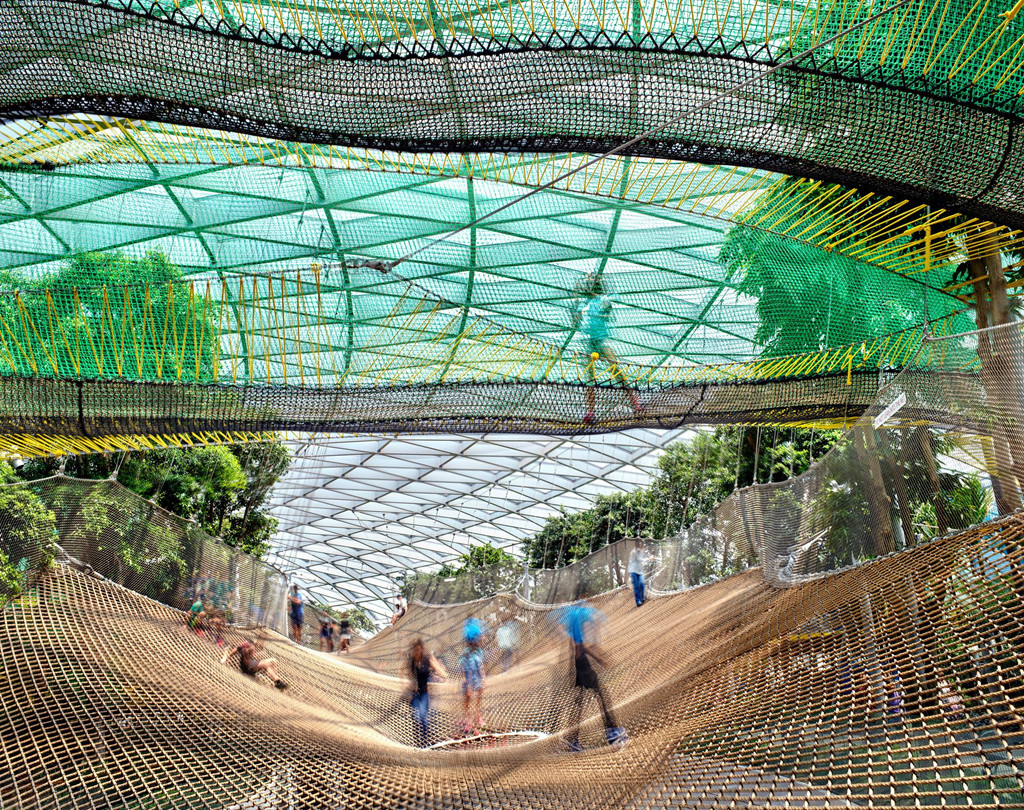 Đến với sân bay Changi, du khách còn có thể tham gia hoạt động thể chất như đi dạo trên Manulife Skynets, lối đi bằng lưới kéo dài hơn 24 m trong không trung. Ảnh: New York Times/ Matthew Pillsbury.
