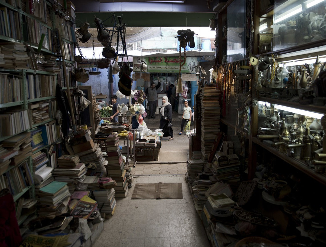 Những cửa hàng đồ cổ ở khu phố cổ của Gaza bán đủ loại mặt hàng, từ sách tiếng Anh, bản đồ cũ của Palestine đến tiền cổ và đồ trang trí.