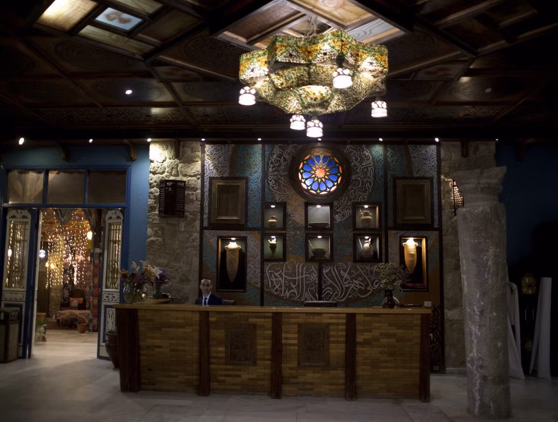 Khách sạn Al-Mathaf ở thành phố Gaza gồm 34 phòng với tầm nhìn ra biển này cũng có bộ sưu tập cổ vật riêng được chủ sở hữu trưng bày trong phòng giải trí.