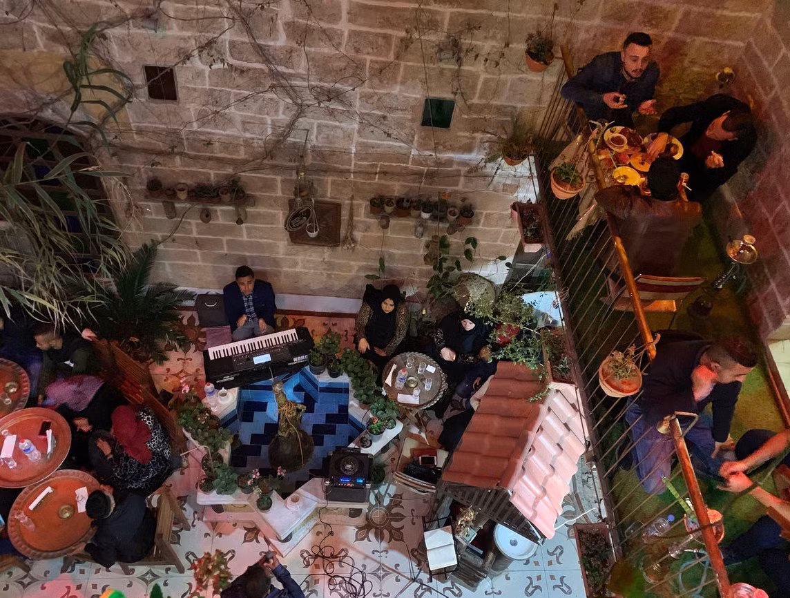 Năm 2017, quán cà phê “Bà tôi” chuyển đổi từ khu biệt thự 3 tầng nằm trong ngõ hẻm của Thành cổ Gaza trở thành điểm sáng về di sản văn hóa của người Palestine.