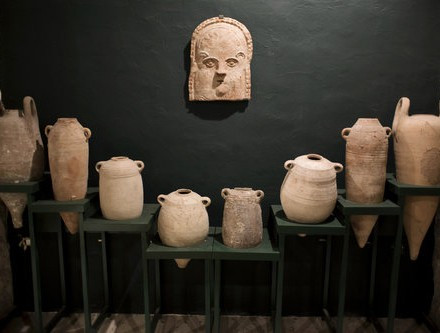 Trong số các cổ vật được trưng bày tại Cung điện này là 2 chiếc bình gốm dài, có niên đại từ thế kỷ thứ 3 đến thế kỷ thứ 7, đi trên những con tàu từ Gaza qua Địa Trung Hải, mang theo dầu ô liu và rượu vang, chứng tỏ một Gaza khá hưng thịnh thời kỳ này.