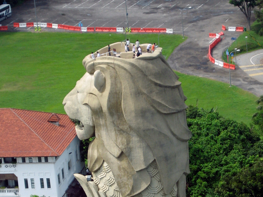 Khi trèo lên trên bức tượng, du khách có thể chiêm ngưỡng toàn cảnh đảo Sentosa. Ảnh: justgola.com.