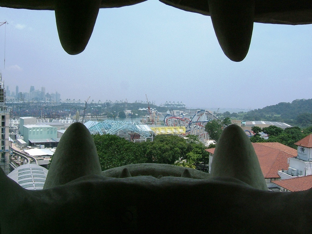 Tượng Merlion có 320 chiếc vảy trên đuôi và được gắn 16.000 sợi đèn phát quang xung quanh cùng hệ thống tạo khói và tiếng gầm y như thật. Ảnh: justgola.com.