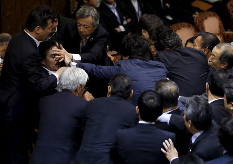 Các nghị sĩ đối lập bao vây ông Masahisa Sato (thứ hai từ trái sang) tại một phiên họp ở thủ đô Tokyo, Nhật Bản, ngày 17/9/2015.