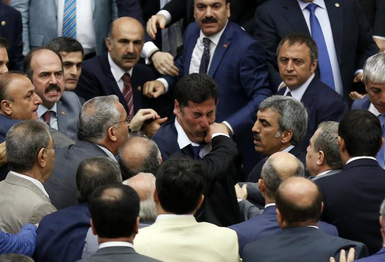 Ông Muhyettin Aksak, một nhà lập pháp thuộc Đảng cầm quyền AKP, đấm nghị sĩ Sina Ogan thuộc Đảng Phong trào Quốc gia (MHP) trong một cuộc tranh luận tại Quốc hội ở Ankara ngày 4/8/2014.