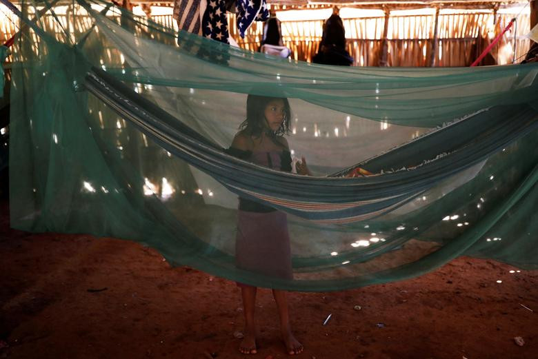 Bé gái bản địa Arara đứng cạnh chiếc võng trong ngôi nhà ở làng Arado, gần Altamira, ngày 9/9.