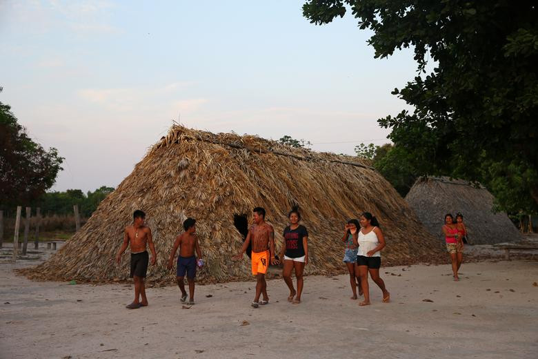Người dân bộ lạc Manoki sinh sống trong ngôi làng Cravari, ngoại ô Brasnorte, ngày 27/8.