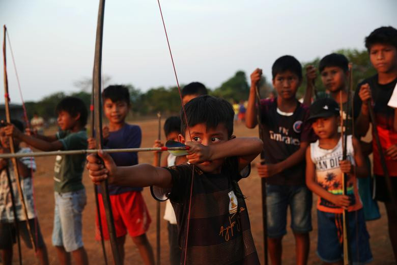 Các em nhỏ Kayabi tập bắn cung trong ngôi làng của chúng ở ngoại ô Juara, bang Mato Grosso, ngày 1/9/2019. Mời độc giả xem thêm video: Các bộ tộc Amazon học kỹ năng chống cháy rừng (Nguồn: VTC14)