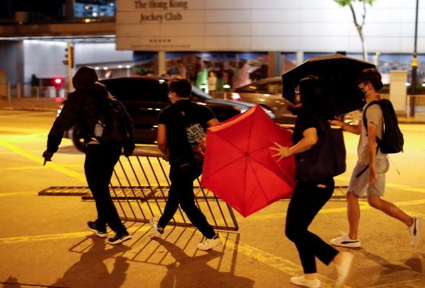 Tuy nhiên, Đặc khu trưởng Hong Kong cũng nhấn mạnh việc xây dựng nền tảng đối thoại không có nghĩa là chính phủ dung thứ cho các hành vi bạo lực.