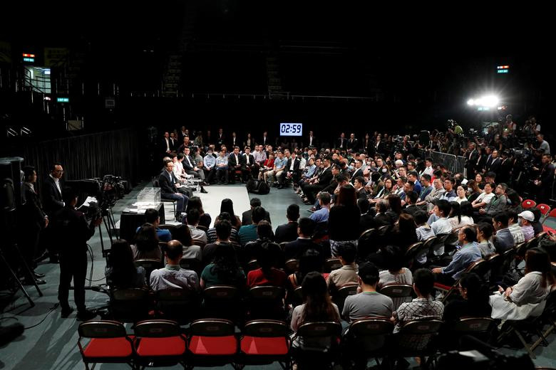 Nhà lãnh đạo Hong Kong cũng bày tỏ sẽ tìm kiếm sự thay đổi để cải thiện xã hội Hong Kong thông qua các cuộc đối thoại tiếp theo với người dân.