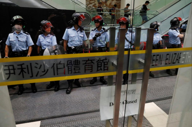 Hơn 4 giờ sau khi cuộc đối thoại cộng đồng kết thúc, đoàn xe chở bà Lâm và các quan chức cấp cao khác của Hong Kong đã rời khỏi tòa nhà dưới sự bảo vệ của cảnh sát. 