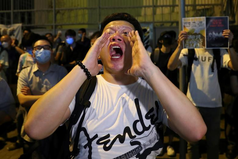 Được biết, đông đảo người biểu tình đã bao vây sân vận động nơi diễn ra cuộc đối thoại và phong tỏa các lối thoát hiểm.