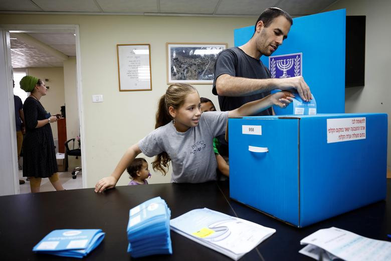 Sáng 17/9, hàng triệu cử tri đã đi bỏ phiếu cho các ứng cử viên của 31 đảng phái trong cuộc bầu cử Quốc hội Israel, sau khi đương kim Thủ tướng Benjamin Netanyahu không thể thành lập chính phủ liên minh trong cuộc bầu cử hồi tháng 4/2019. (Nguồn ảnh: Reuters) 