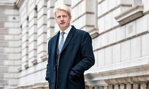 Ông Jo Johnson sinh ngày 23/12/1971, là con út trong gia đình có 4 anh chị em. Ông từng theo học ngành Lịch sử tại trường Đại học Balliol ở Oxford. Ảnh: The Times.