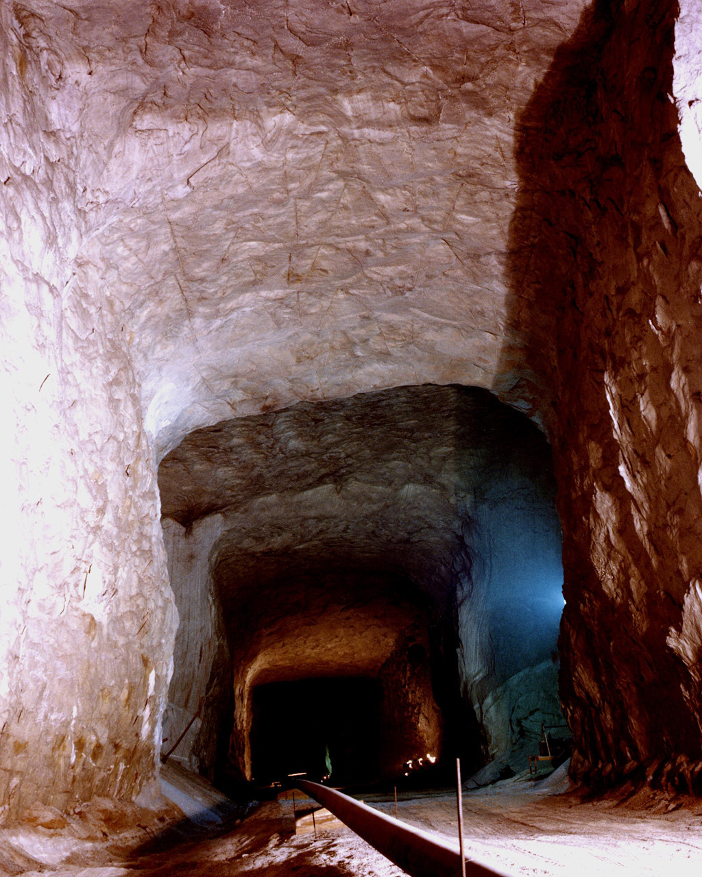 Quốc hội Mỹ thông qua Luật Chính sách và Tiết kiệm Năng lượng năm 1975, từ đó lập ra bốn điểm dự trữ dầu: gần Freeport và Winnie ở bang Texas, bên ngoài hồ Charles và Baton Rouge ở bang Louisiana, nằm dọc bờ biển phía nam nước Mỹ giáp vịnh Mexico. Theo luật, tổng thống Mỹ mở kho dự trữ dầu nếu “có gián đoạn nghiêm trọng đối với nguồn cung dầu”, và đây được coi là “lá chắn” bảo vệ kinh tế Mỹ khỏi cú sốc giá dầu.