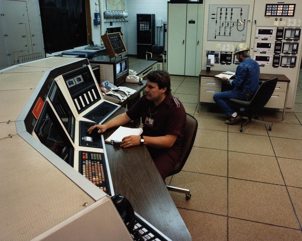 Các tổng thống tiền nhiệm cũng từng bán dầu dự trữ để đối phó với khủng khoản. Tổng thống George H. W. Bush cho phép bán 17 triệu thùng dầu dự trữ trong cuộc chiến Vùng Vịnh năm 1991. Con trai ông, tổng thống George W. Bush, cho phép bán 11 triệu thùng dầu sau khi bão Katrina năm 2005 tạm thời làm tê liệt 25% sản lượng dầu ở Mỹ, theo Bộ Năng lượng.