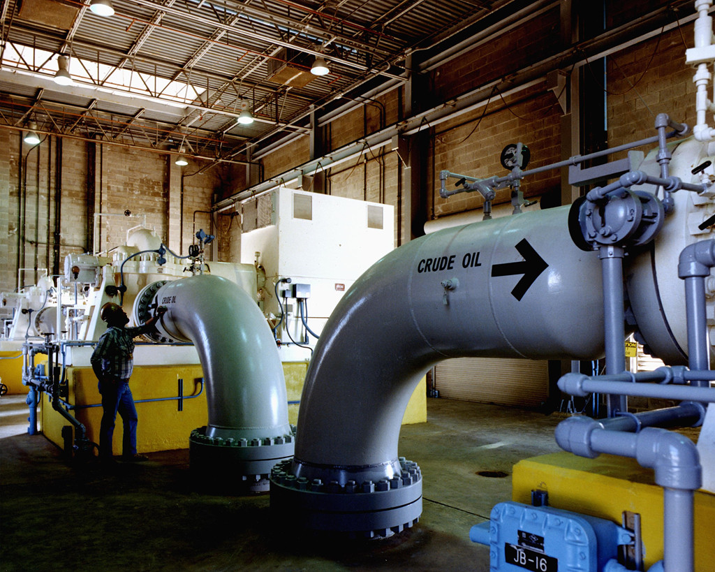 Dầu được lấy ra để đối phó với các cuộc khủng hoảng, sụt giảm nguồn cung, nhưng gần đây đã trở thành “két sắt” của quốc hội, mỗi khi quốc hội cần chi cho nhiều việc từ đường xá, y tế, đến giảm thâm hụt ngân sách. Mới tuần trước, khoảng 10 triệu thùng được bán ra, nằm trong đợt bán dầu theo lệnh của quốc hội, theo Bloomberg. Tổng thống Bill Clinton năm 1997 đã làm tương tự, bán ra 28 triệu thùng dầu để giảm thâm hụt.