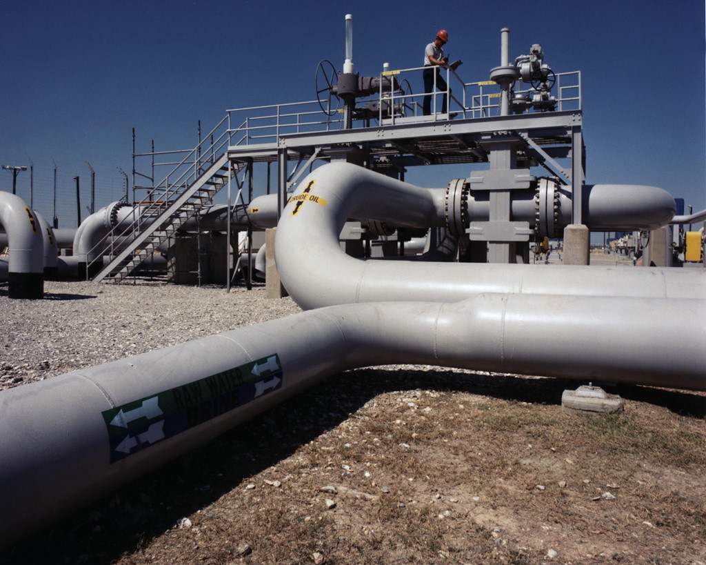 Chỉ có thể lấy ra tối đa 4,4 triệu thùng dầu mỗi ngày, theo trang web của Bộ Năng lượng, và mất 13 ngày để dầu dự trữ ra tới thị trường. Trên thực tế, tốc độ lấy dầu sẽ chậm hơn, Washington Post dẫn lời giới phân tích. Nhưng riêng việc Mỹ tuyên bố sẽ bán dầu dự trữ cũng có tác động lập tức, ngắn hạn lên giá dầu. Về lâu dài, giá dầu sẽ còn phụ thuộc vào Saudi Arabia mất bao lâu để khôi phục sản lượng.