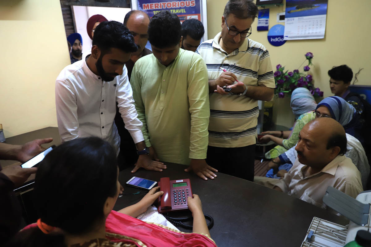 Mot thang duoi lenh gioi nghiem: Nguoi dan Kashmir song sao?-Hinh-7