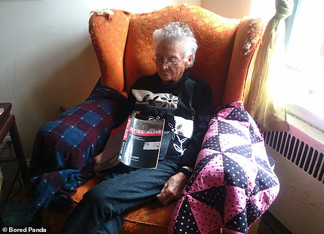 Người phụ nữ lớn tuổi ngủ quên khi đang ngồi đọc sách.