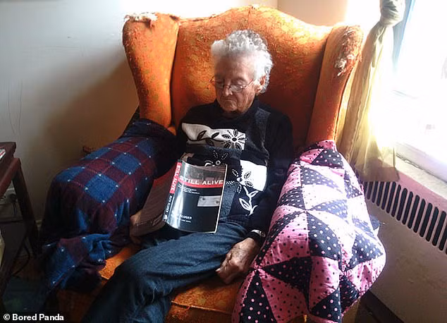 Người phụ nữ lớn tuổi ngủ quên khi đang ngồi đọc sách.