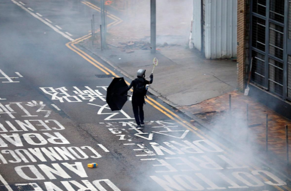 Một số người đã phá dỡ các rào chắn và đặt chướng ngại vật trên đường phố nhằm đối phó cảnh sát.