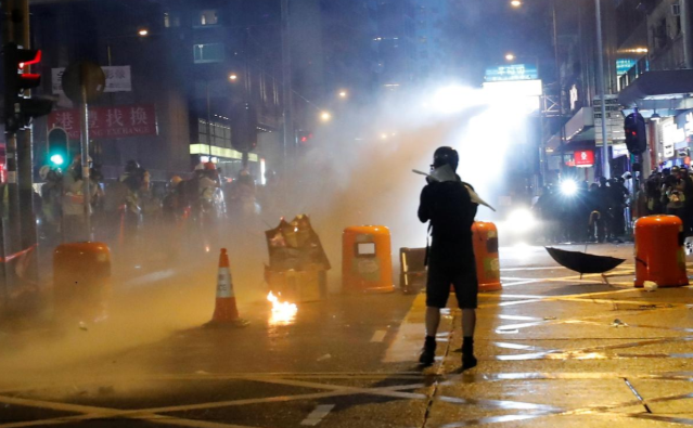Một số hình ảnh về cuộc biểu tình mới nhất ở đặc khu Hong Kong đã được hãng thông tấn Reuters ghi lại. Ảnh: Hơi cay mù mịt trên đường phố Hong Kong ngày 31/8.