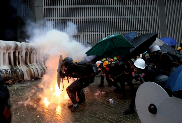 Ngày 31/8, đụng độ đã xảy ra giữa những người biểu tình và lực lượng cảnh sát ở khu vực xung quanh tòa nhà Hội đồng Lập pháp Hong Kong.