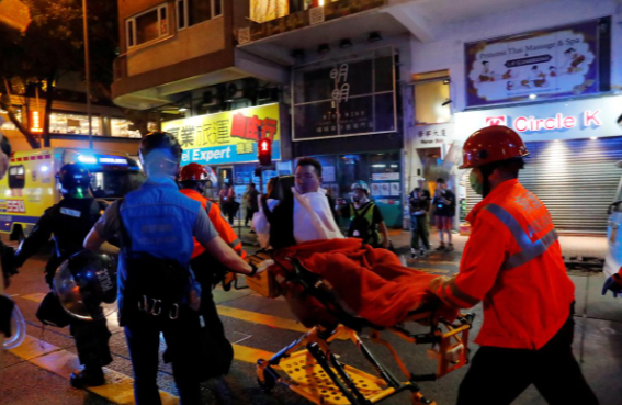 Lực lượng y tế đưa một người biểu tình bị thương đi cấp cứu trong cuộc đụng độ.