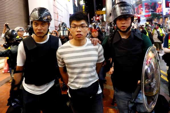 Cuối tuần trước, cuộc biểu tình phản đối dự luật dẫn độ sang Trung Quốc đã biến thành bạo lực khi cảnh sát chống bạo động Hong Kong đụng độ với những đối tượng quá khích tại quận Thuyền Loan. Ảnh: Cảnh sát Hong Kong bắt giữ một thanh niên trong cuộc biểu tình hôm 31/8.