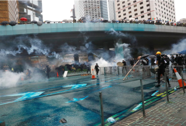 Những người biểu tình quá khích ném gạch đá, bom xăng về phía cảnh sát gần tòa nhà lập pháp. Lực lượng an ninh sau đó bắn nhiều loạt lựu đạn hơi cay và vòi rồng để trấn áp.