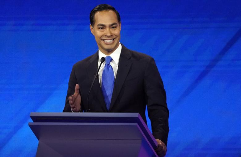 Ứng viên Julian Castro đã có màn "đấu khẩu" với cựu Phó Tổng thống Mỹ Biden trên sân khấu hôm 12/9. Theo đó, hai ứng viên tranh cãi về cách ứng viên Biden mô tả một điều khoản trong kế hoạch chăm sóc sức khỏe của ông. "Tôi đang hoàn thành di sản của ông Obama, còn ông (Biden) thì không", cựu Bộ trưởng Nhà ở Castro nói.