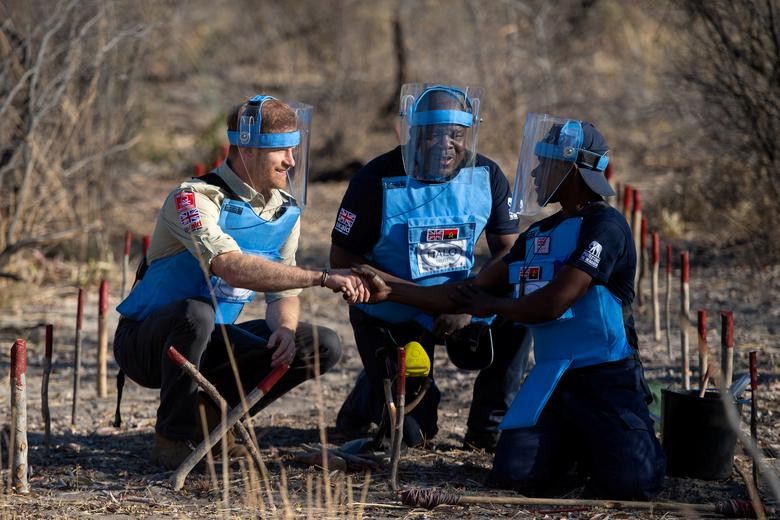 Hoàng tử Harry được các nhân viên xử lý bom mìn hướng dẫn sử dụng thiết bị chuyên dụng để kích nổ một quả mìn còn sót lại trong cuộc nội chiến ở Angola.