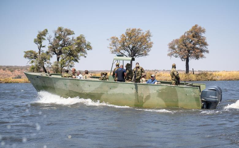 Hoàng tử Harry tuần tra cùng lực lượng an ninh Botswana chống nạn săn trộm trên sông Chobe ở Kasane ngày 26/9. Mời độc giả xem thêm video: Hai Hoàng tử Anh lội nước giúp dân chống lụt năm 2014 (Nguồn: VTC14)